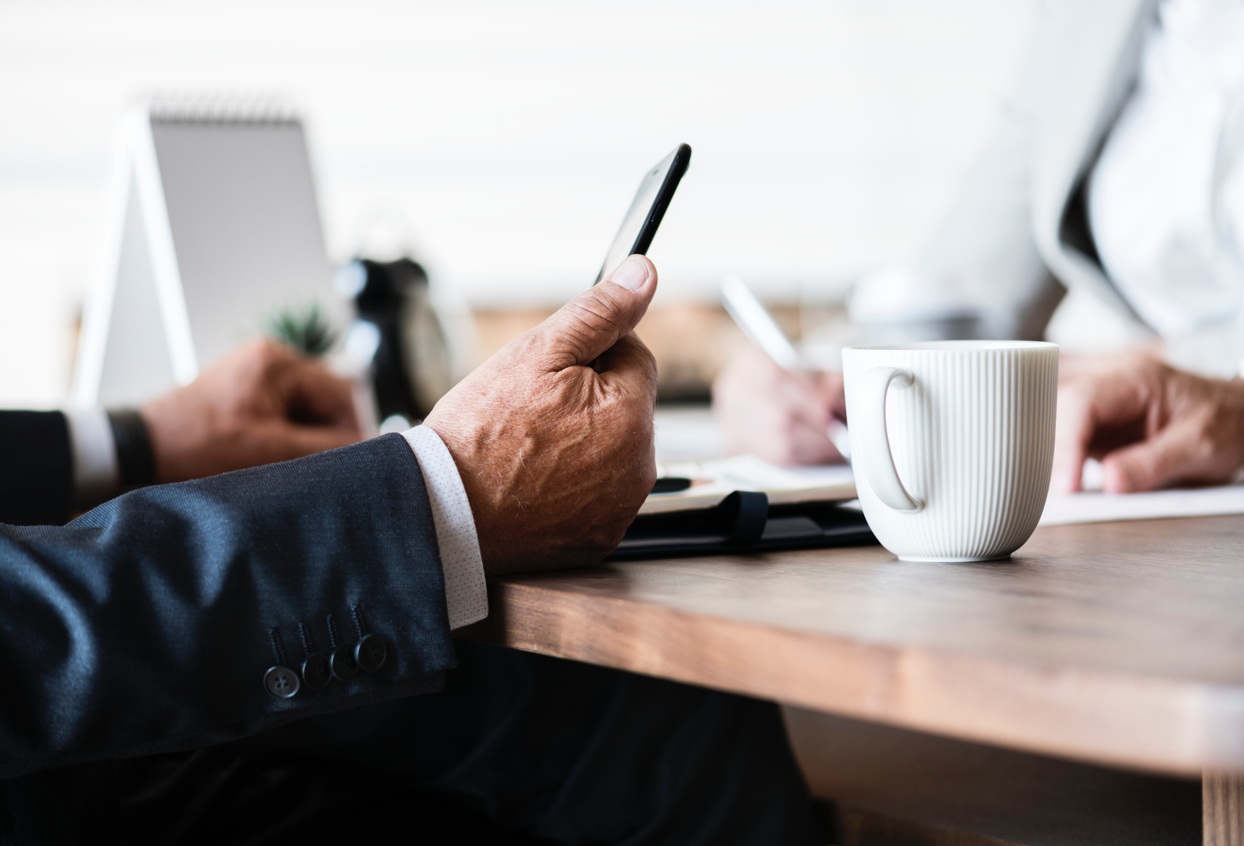 бизнес гаджет. интернет работа на гаджете. бизнесмен со смартфоном. компьютерные технологии. бизнес гаджет.